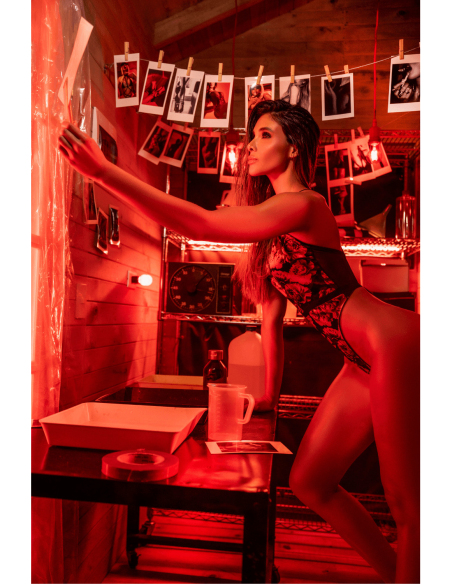 Body en résille noire et rouge à imprimé floral et décolleté plongeant