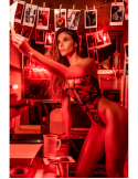 Body en résille noire et rouge à imprimé floral et décolleté plongeant