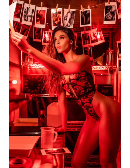 Body en résille noire et rouge à imprimé floral et décolleté plongeant